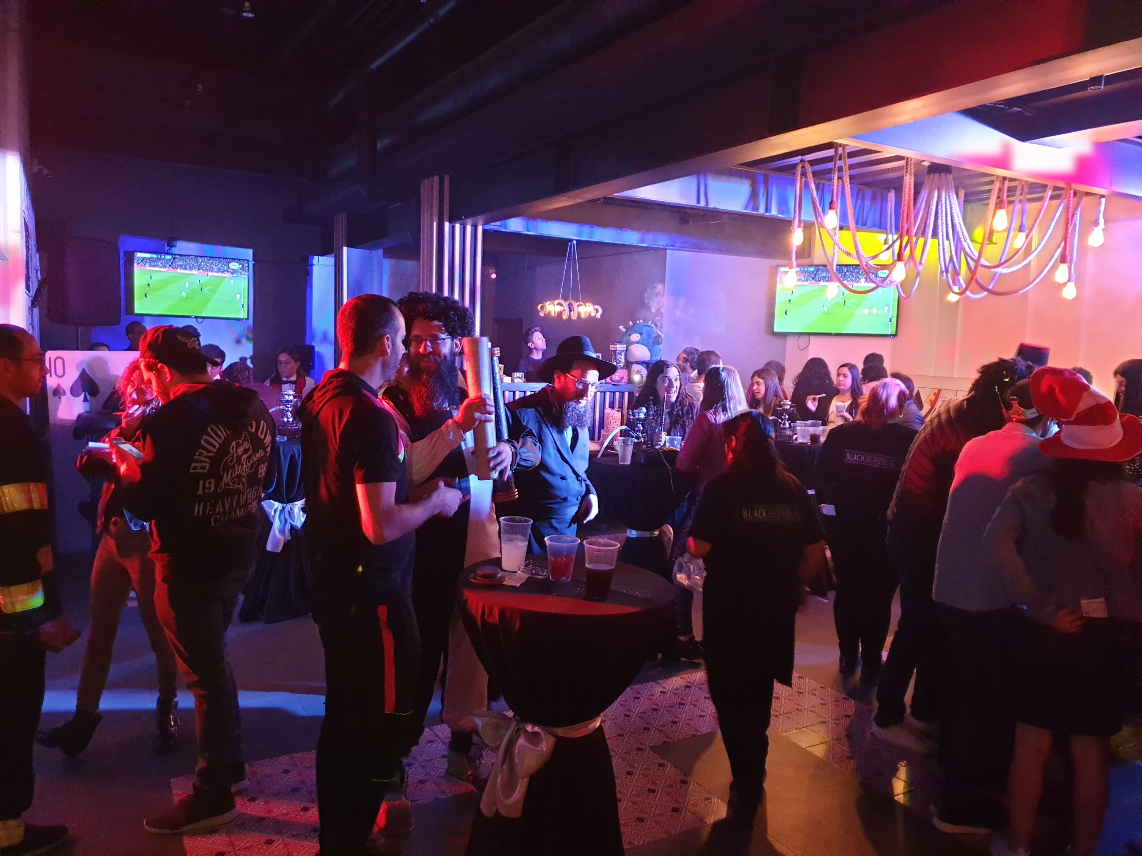 Estudiantes en una fiesta de Jabad en Campus