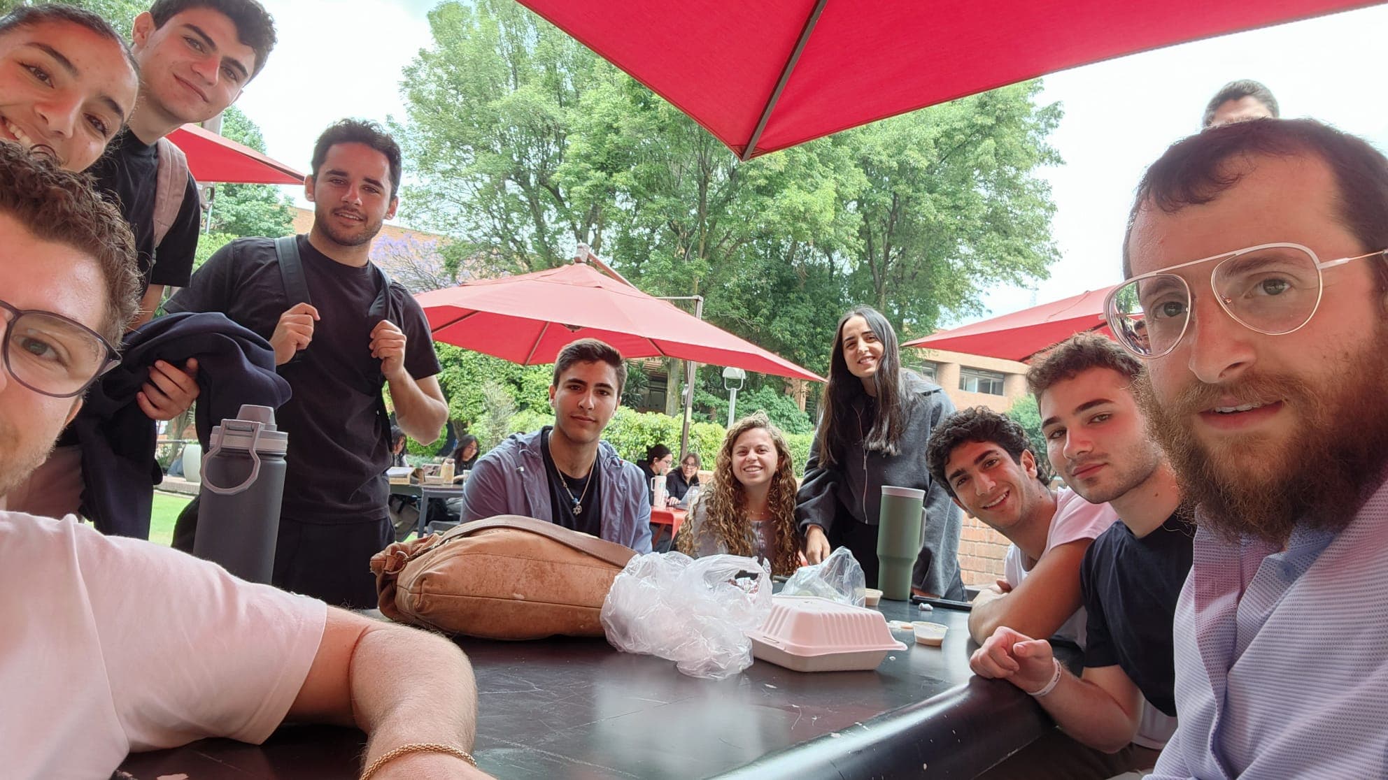 Estudiantes y el rabino almorzando en el campus de la Anáhuac