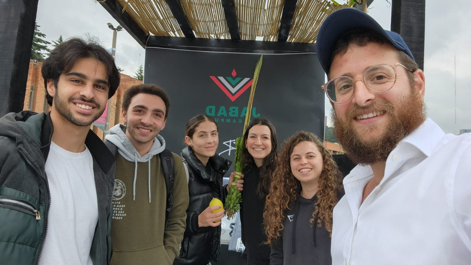 Sukkot: lulav y etrog en el stand de Jabad en Campus