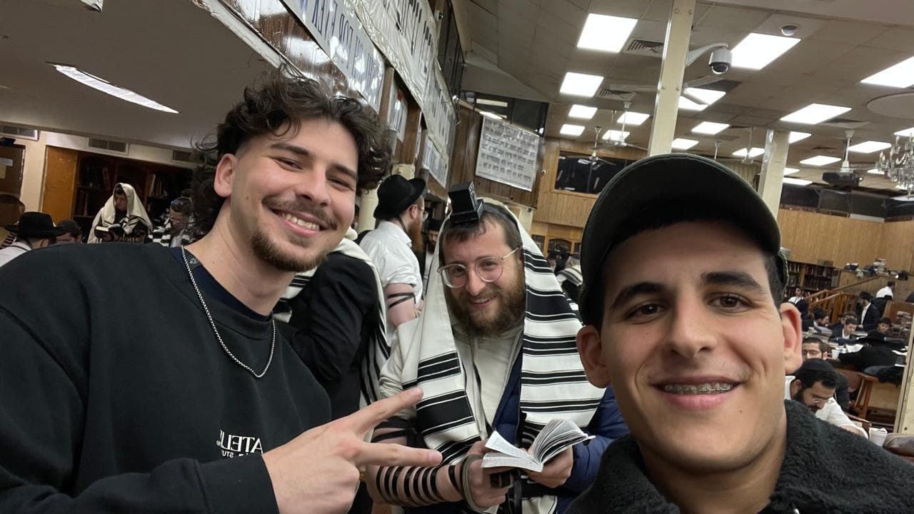 Colocación de tefilín en el Beit Midrash