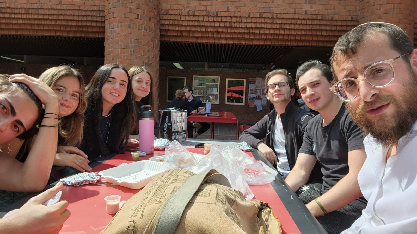 Grupo de estudiantes en el campus de la Anáhuac