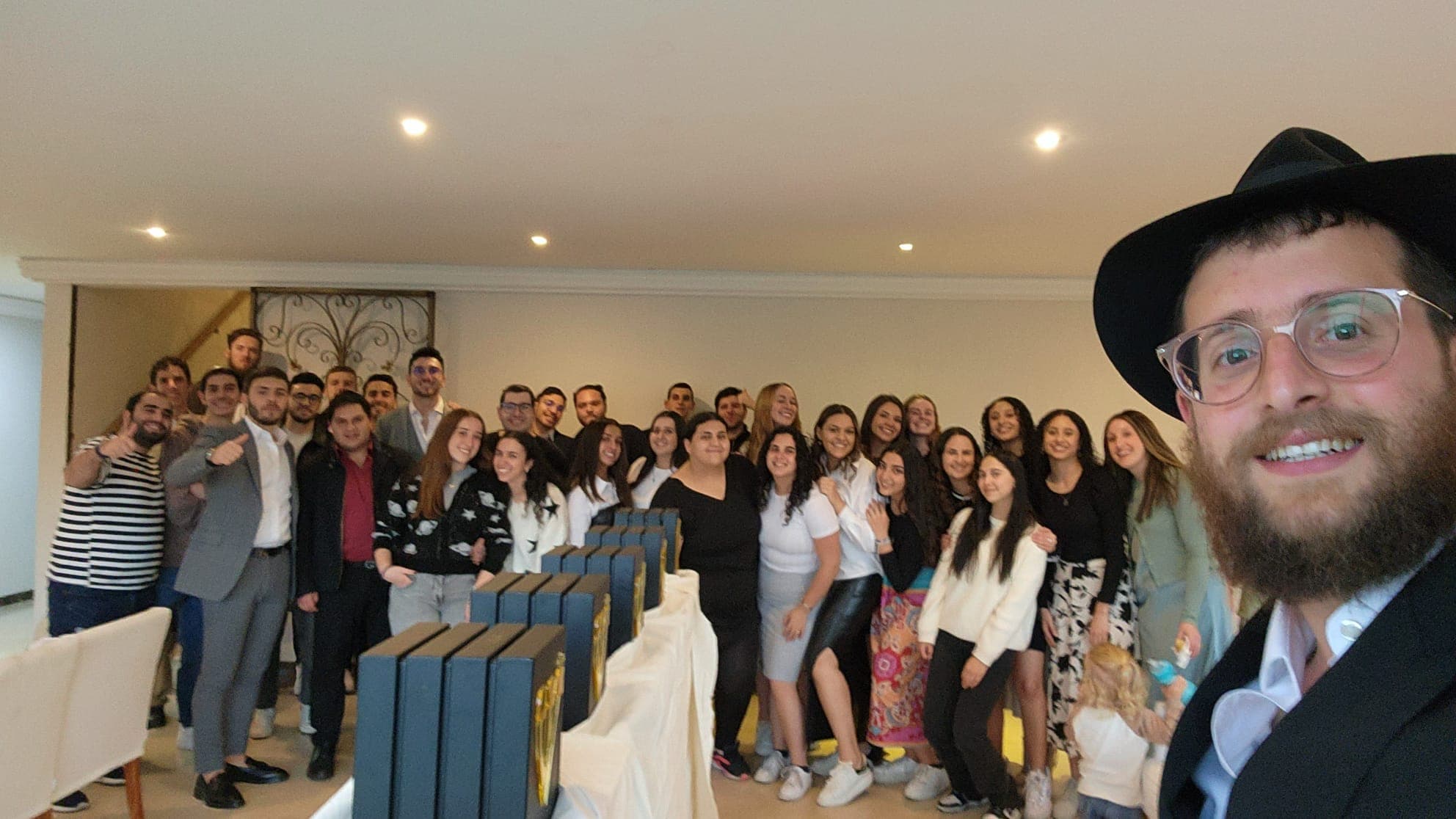 Siyum: entrega de volúmenes de Torá con toda la comunidad